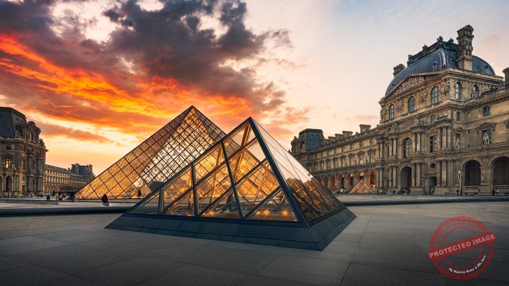 pyramide Louvre Paris